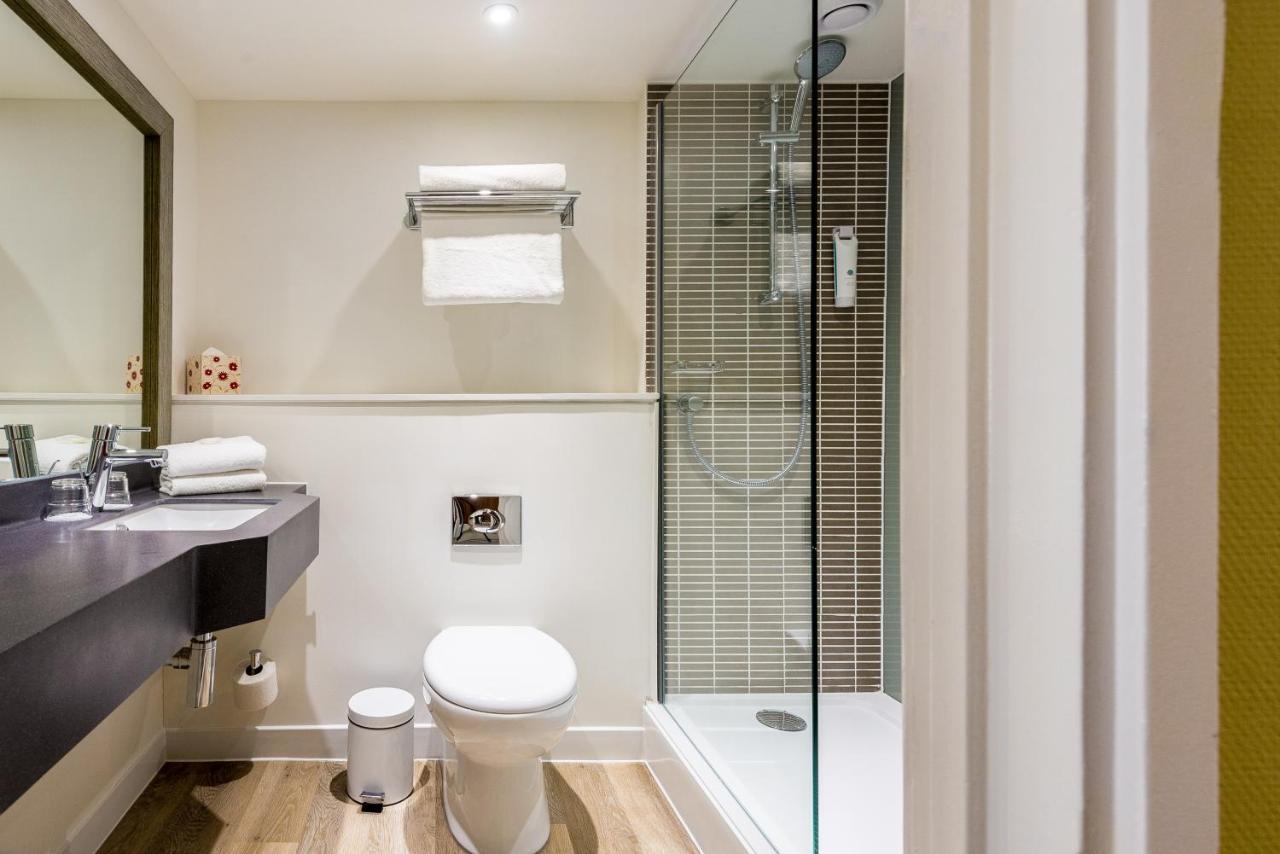 Habitación Doble Premium con cama grande y balcón